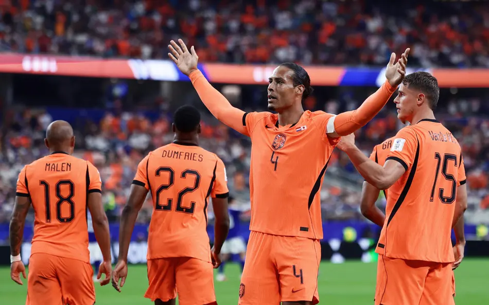Virgil van Dijk comemorando o gol contra o japão