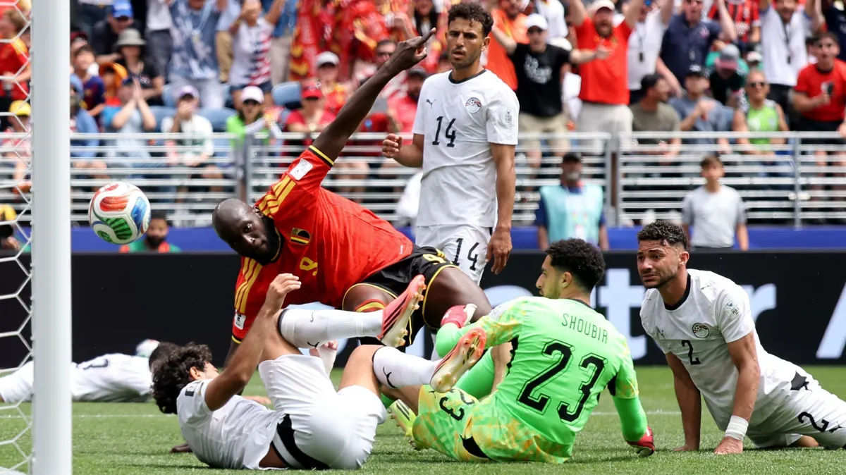Lukaku durante disputa de bola