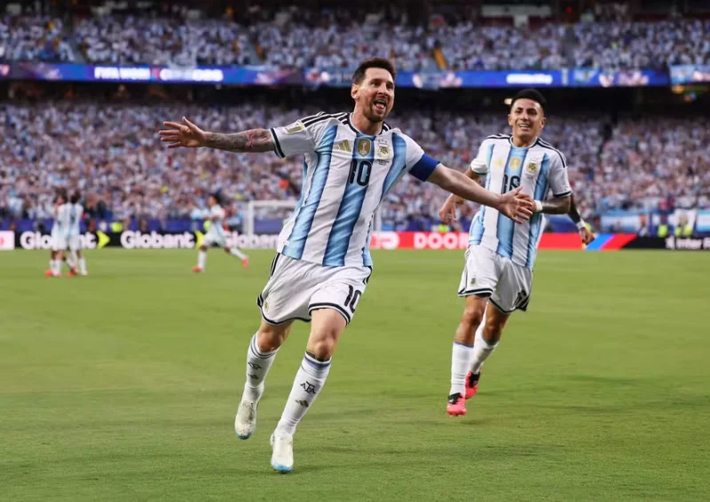 Messi comemorando gol