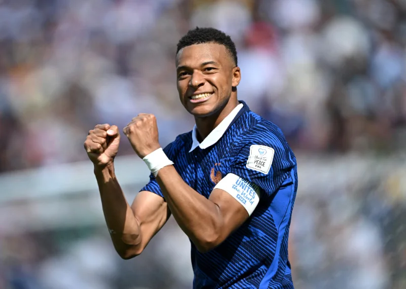 Mbappe comemorando gol
