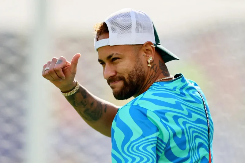 Neymar comprimentando a torcida brasileira