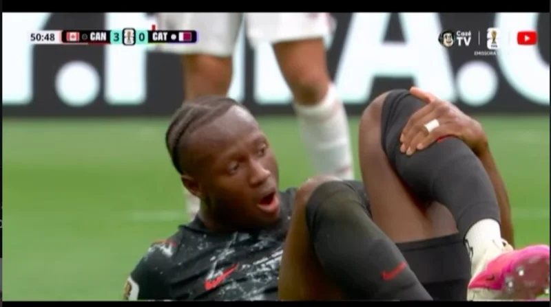 Koné quebra a perna no jogo
