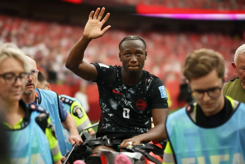 Koné saindo de campo com fratura na perna