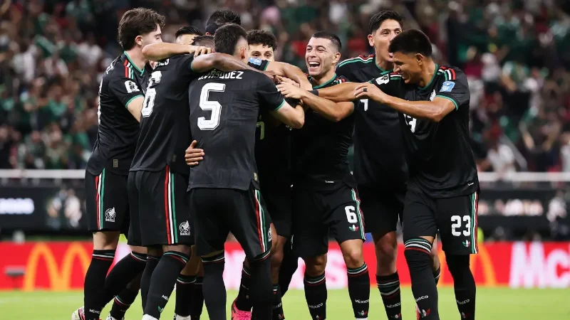 Jogadores do Mexico comemorando gol
