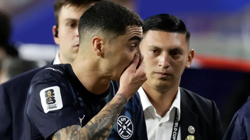 Miguel Almiron tapa boca Paraguai e é expulso