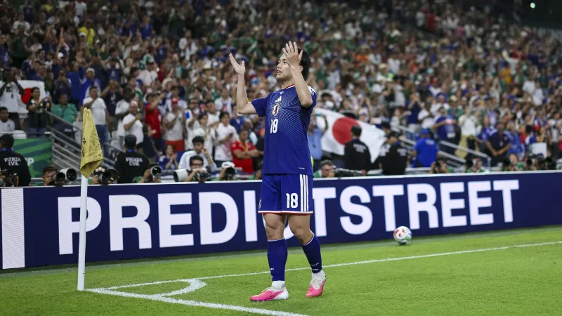 Ayase Ueda, do Japão, comemorando um dos seus gols sobre a Tunísia