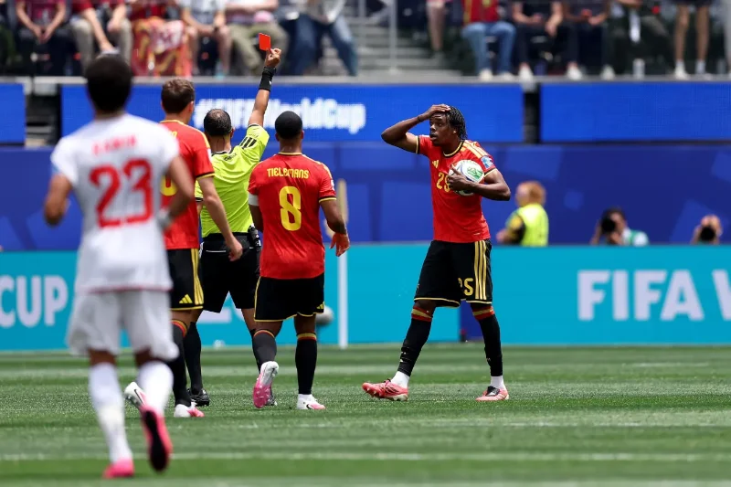 Nathan Ngoy é expulso no segundo tempo de Bélgica x Irã