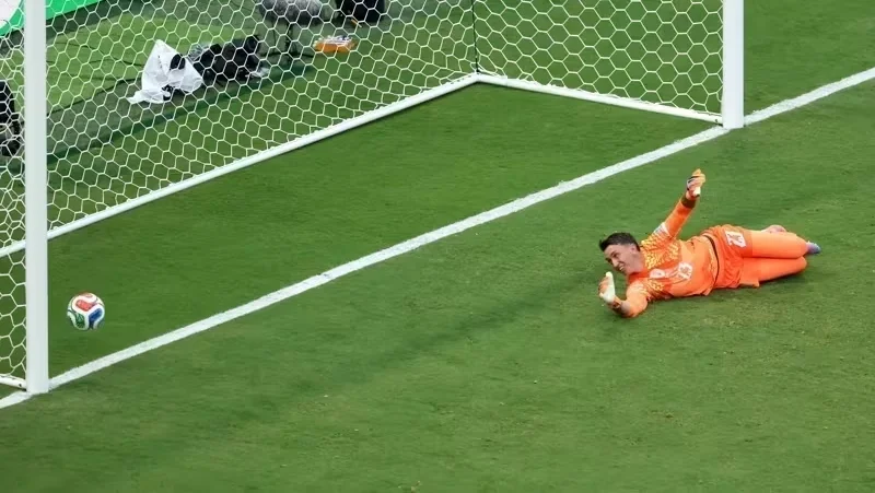 Muslera erra feio no gol da espanha contra o uruguai