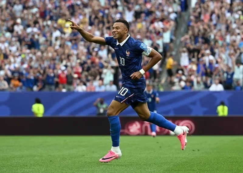 Mbappé comemora seu gol em França x Suécia