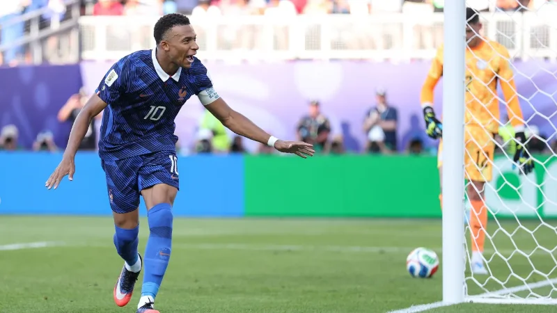 mbappe comemorando gol contra o paraguai