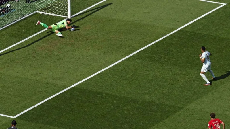 Mbappe perdendo penalti contra marrocos