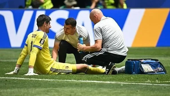 Courtois se machuca no jogo contra a Espanha