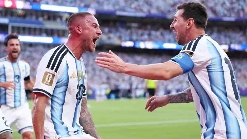 Alexis Mac Allister e Lionel Messi celebrando o gol da Argentina sobre a Suíça, em partida das quartas de final da Copa do Mundo
