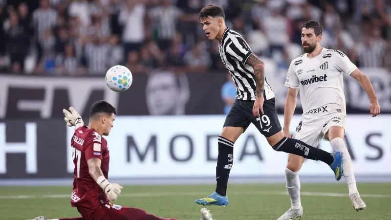 Momento de gol de Lucas Emanuel, do Botafogo, sobre o Santos