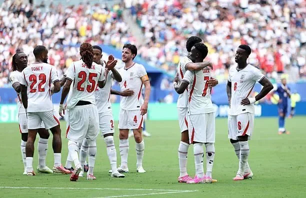 Inglaterra celebra o terceiro gol contra a França