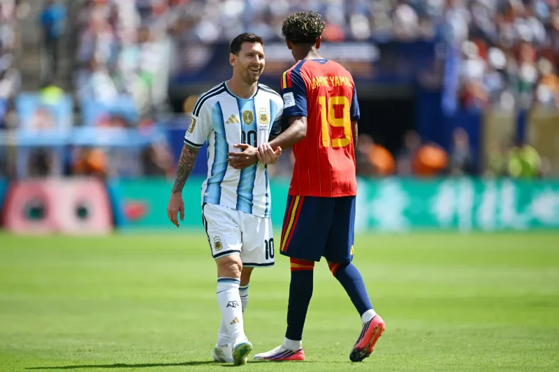 Lionel Messi e Lamine Yamal durante a final da Copa do Mundo
