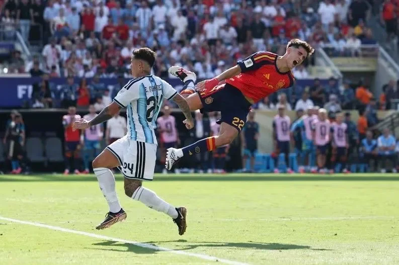 O argentino Enzo Fernández dá entrada violenta em adversário espanhol e é expulso na final da Copa