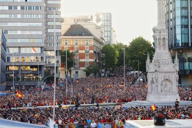 Torcedores da Espanha na comemoração pelas ruas de Madri