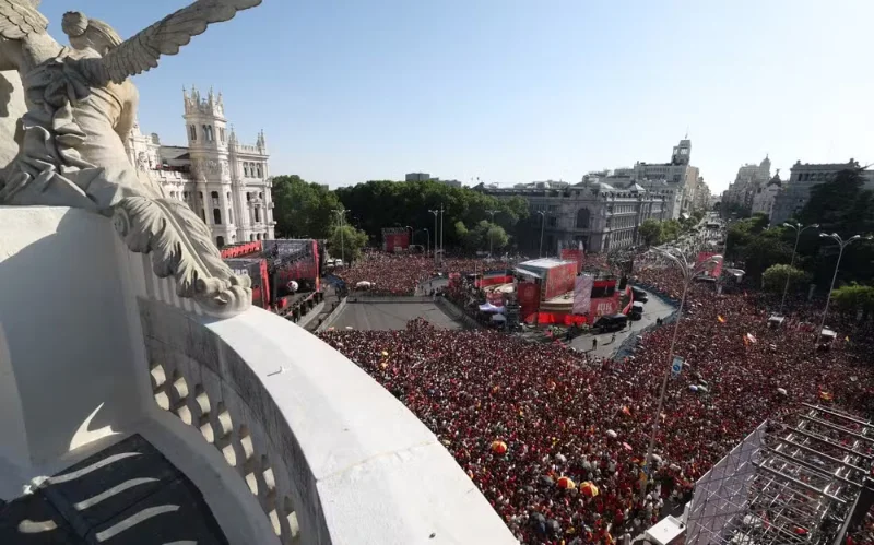 Praça Cibeles, em Madri, tomada por torcedores