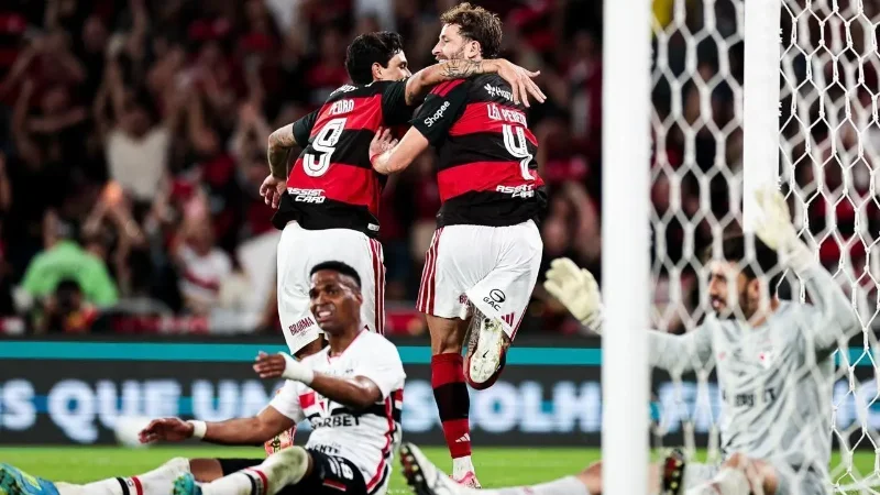 Leo Pereira comemorando gol contra o são paulo