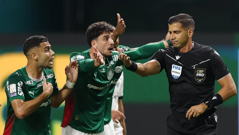 Árbitro Bruno Arleu de Araújo cancela pênalti para o Palmeiras após consulta ao VAR